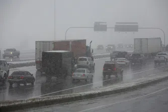 Транспортен хаос в Токио заради снеговалеж