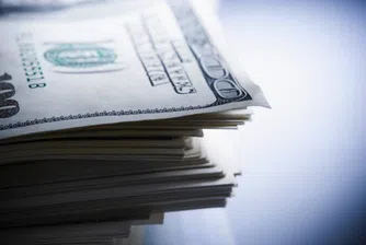 Доларът отстъпи от многогодишния си връх