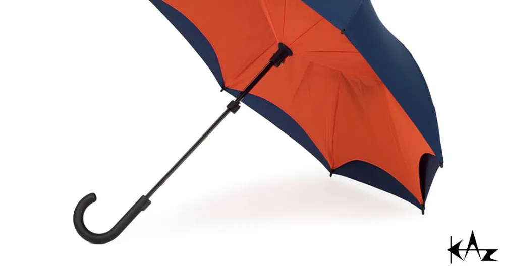 Този чадър не се чупи, не ни мокри, а използването му е удобство