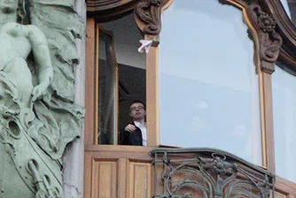Руски милионер хвърля пари през прозореца си