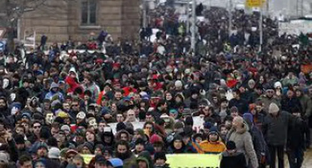 Десетки хиляди българи излязоха на улицата на националния празник