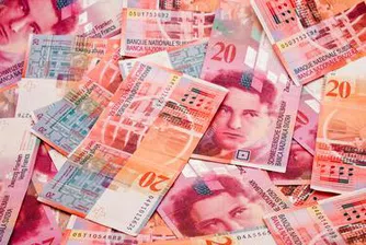 Слухове понижиха швейцарския франк