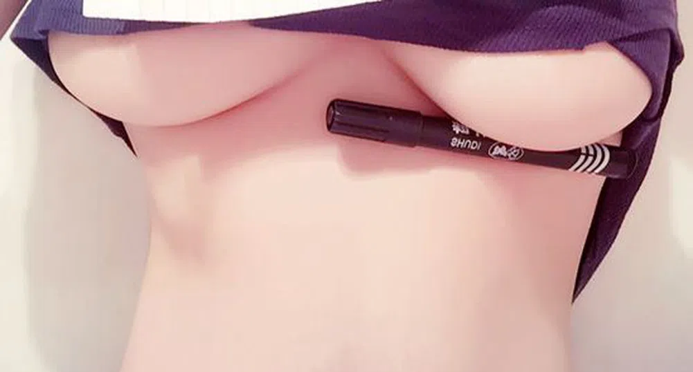 Нова мода в Китай: да задържиш химикалка с гърди