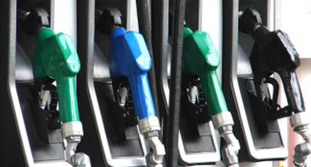 Бензинът и дизелът поевтиняват с по-малко от петрола за месец