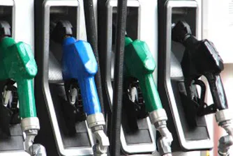 Бензинът и дизелът поевтиняват с по-малко от петрола за месец