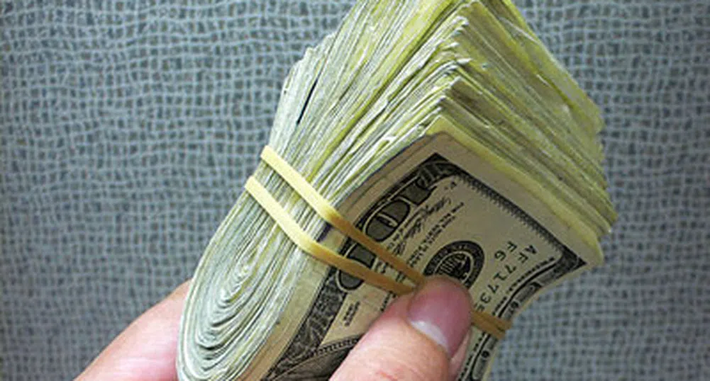 Жена намери 30 000 долара в подарени дрехи, върна ги