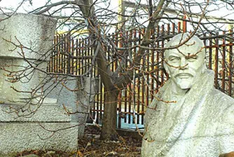 Руски пенсионери си купиха паметник на Ленин