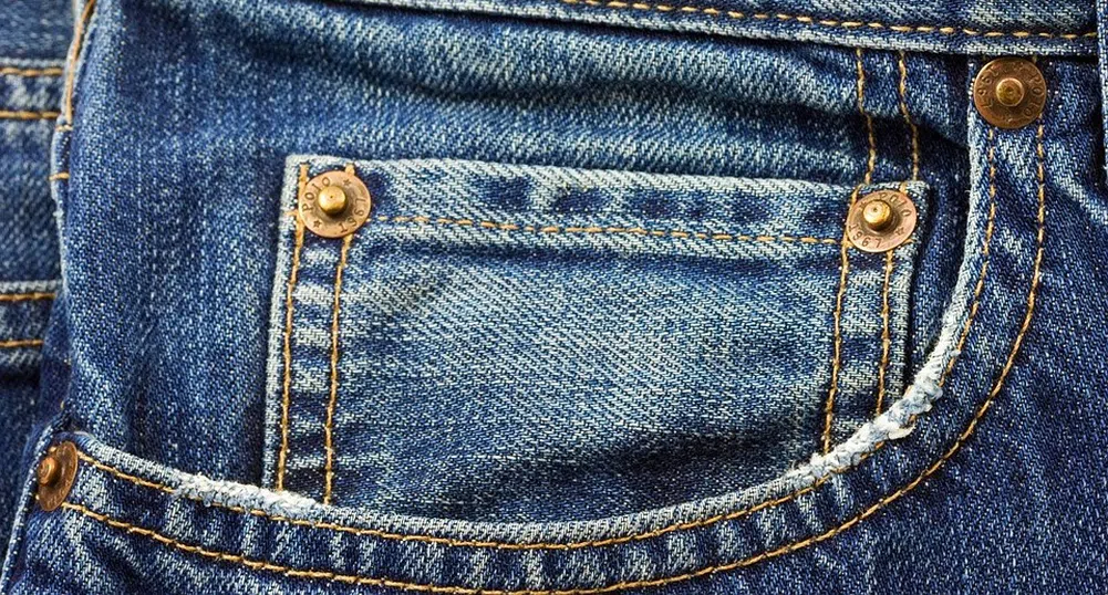 Знаете ли защо на джобовете на дънките има малки нитове?