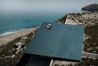 Невероятна вила с инфинити басейн на покрива в Гърция