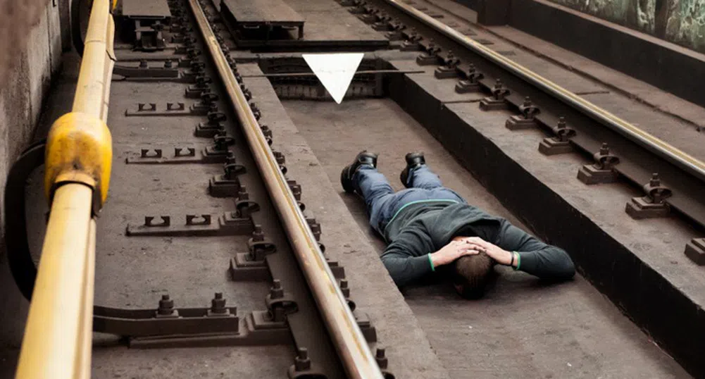 Какво да направите, ако паднете на релсите в метрото