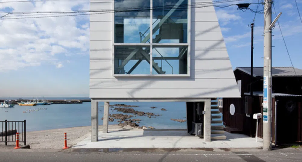 Миниатюрна къща на брега на морето в Япония