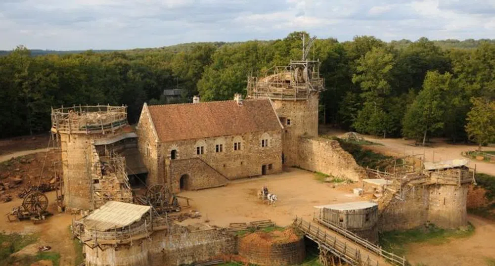 Във Франция строят замък само с инструменти от Средновековието
