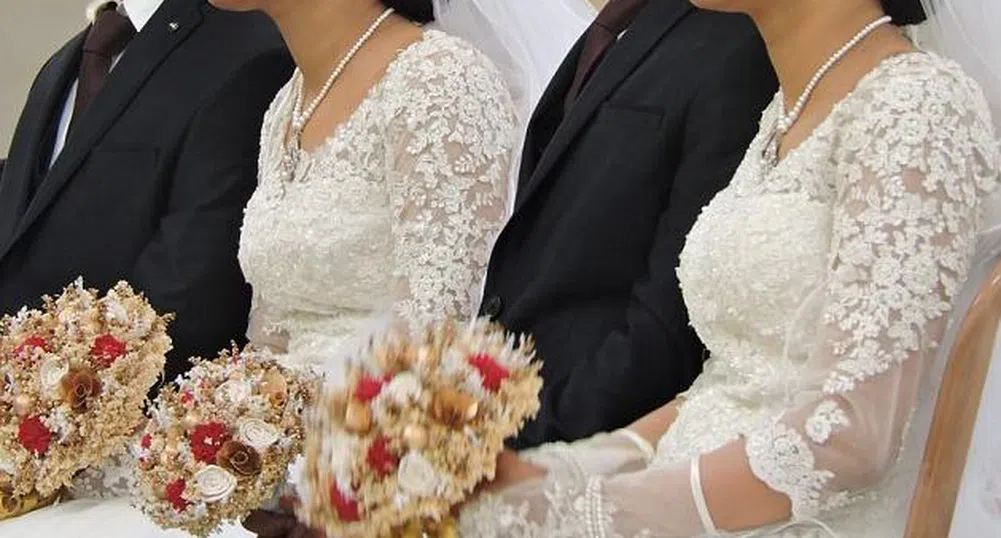 Сватба, на която младоженците, булките и свещениците са близнаци