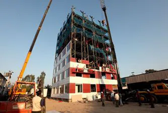 Индийци вдигнаха 10-етажна сграда за 48 часа