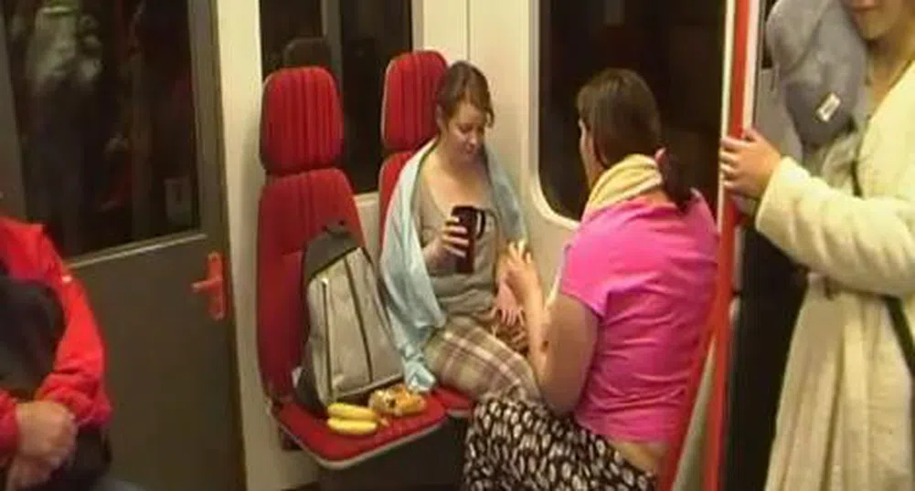 500 младежи по пижами се возиха в метрото в Прага