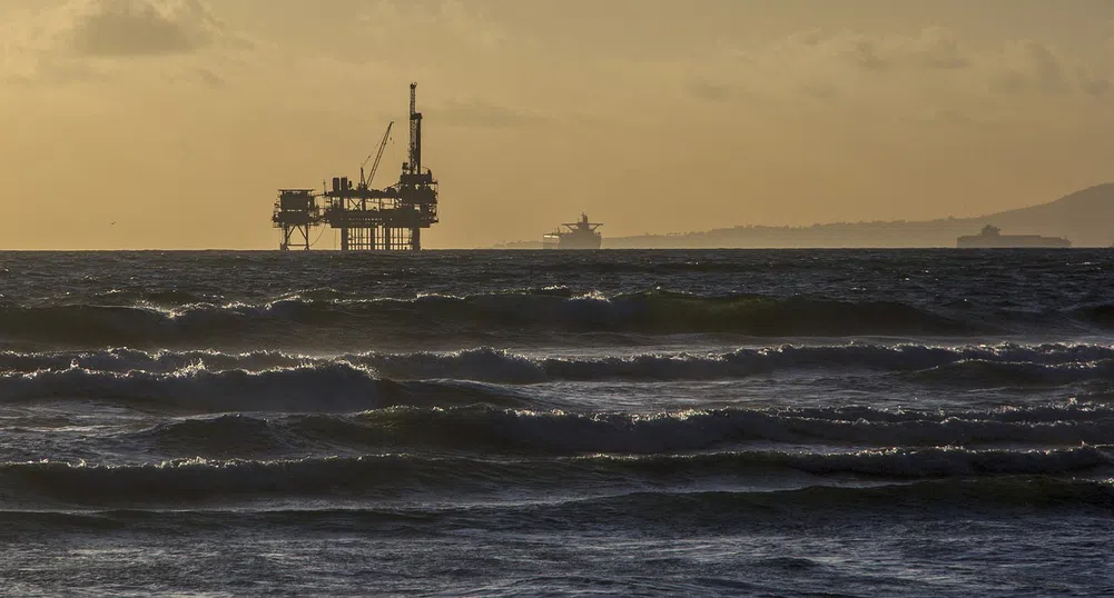 Петролът отбелязва лек спад заради ръст в добива на Либия и Иран