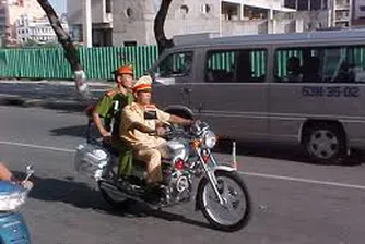 Забраниха ниските и закръглени пътни полицаи във Виетнам