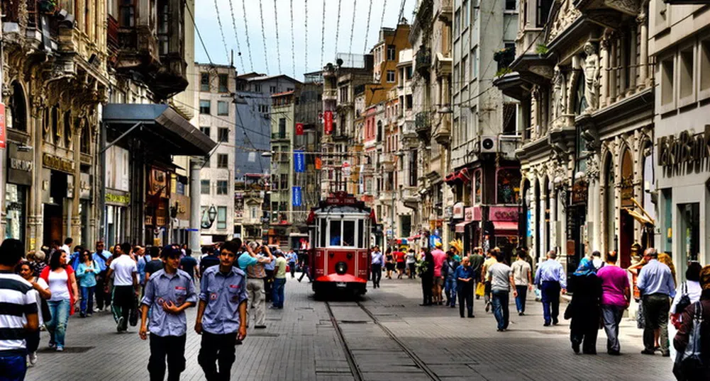 Самоубийствен атентат разтърси главна търговска улица в Истанбул