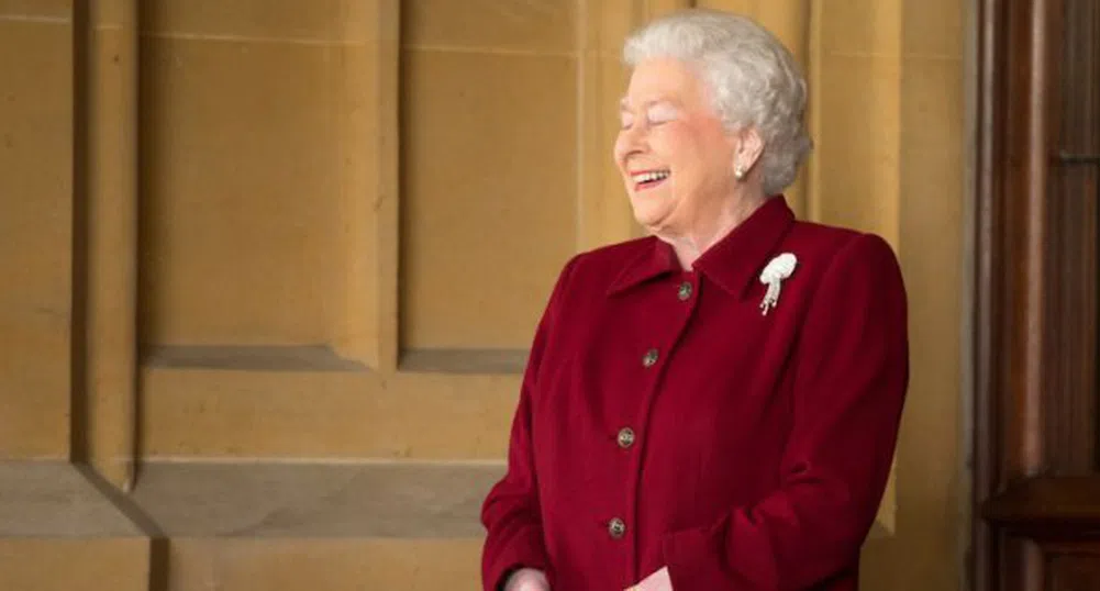 Кралица Елизабет търси служител, който да отлепва дъвки в двореца