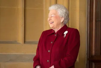 Кралица Елизабет търси служител, който да отлепва дъвки в двореца