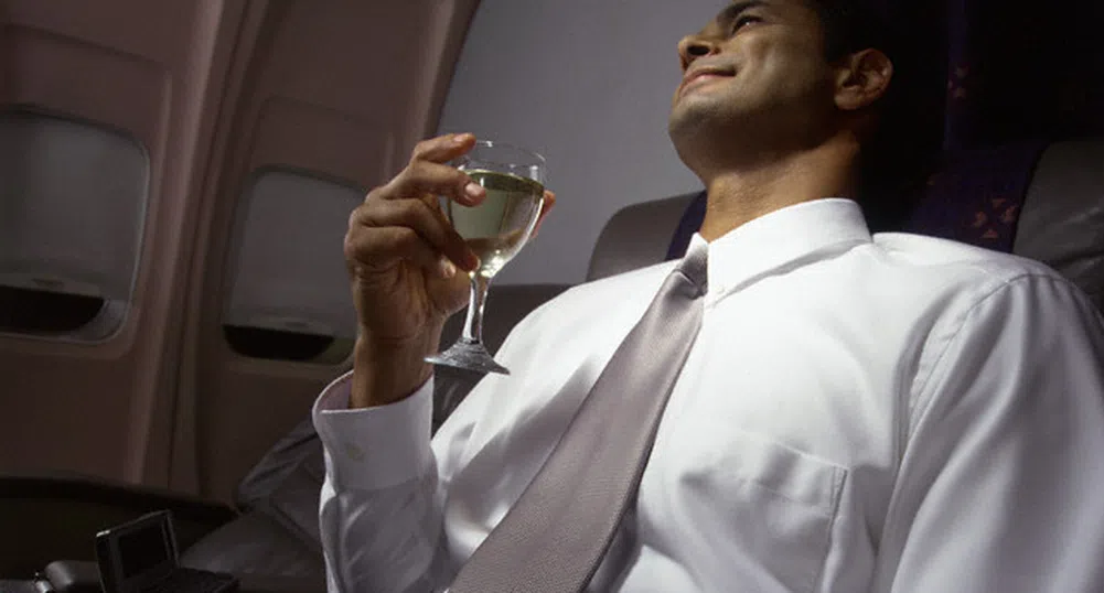Защо не трябва да употребявате алкохол в самолета