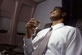 Защо не трябва да употребявате алкохол в самолета
