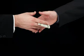 Богатите българи по-склонни да плащат подкупи