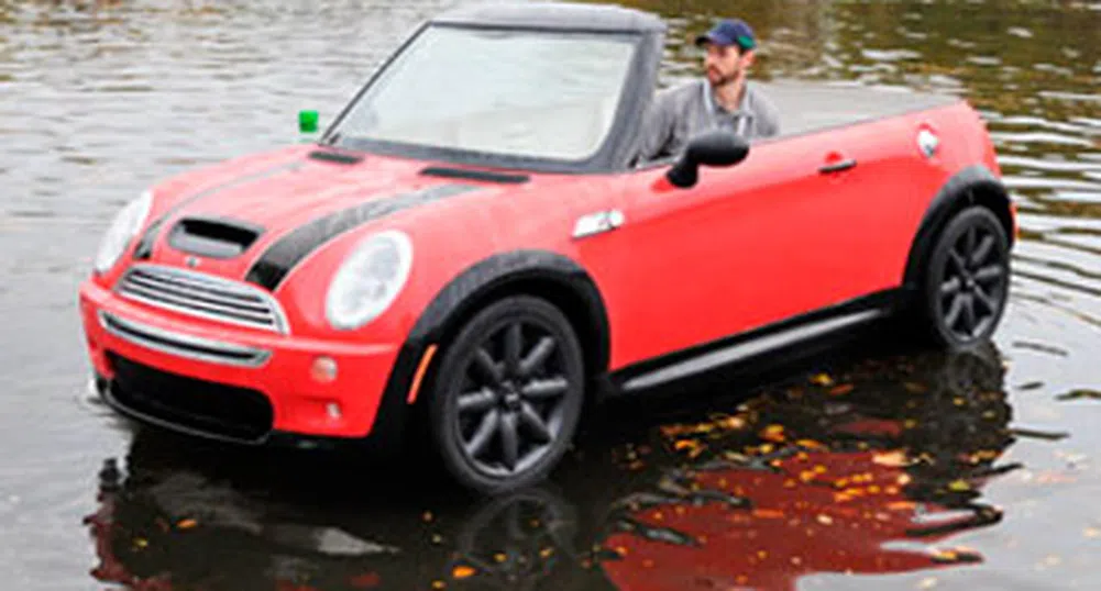 Mini накара кабриолет Cooper да се движи по вода