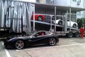 Автовоз пълен с Ferrari (снимки)