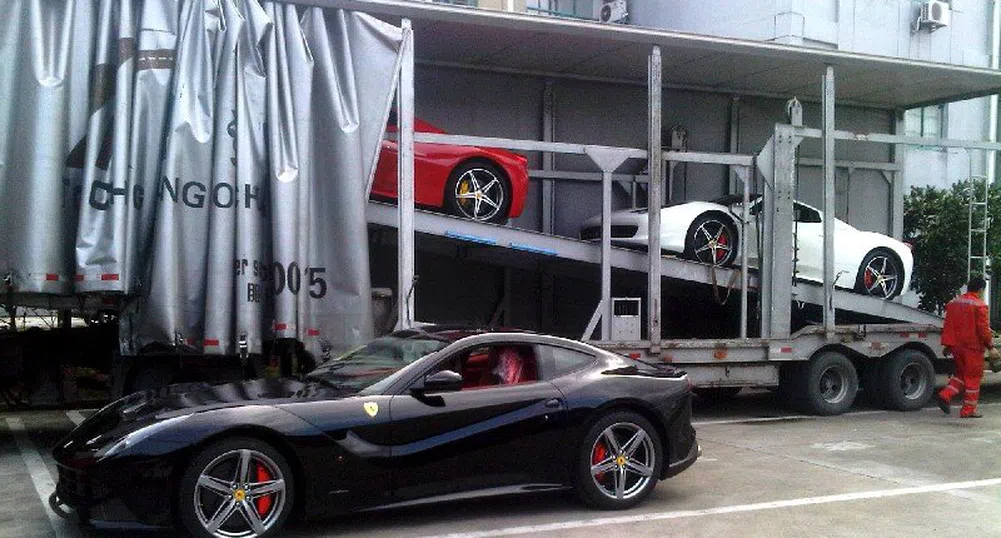 Автовоз пълен с Ferrari (снимки)