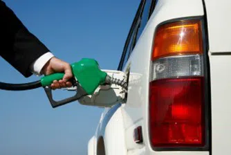 Бензинът продължава да поскъпва с изпреварващи петрола темпове