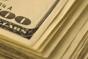 Доларът продължи възхода си след неволите на Дубай