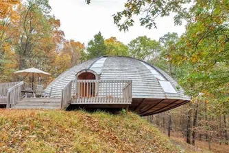 Въртяща се къща за 950 хил. долара в горите на Ню Йорк
