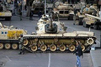 Военните суспендират египетската конституция