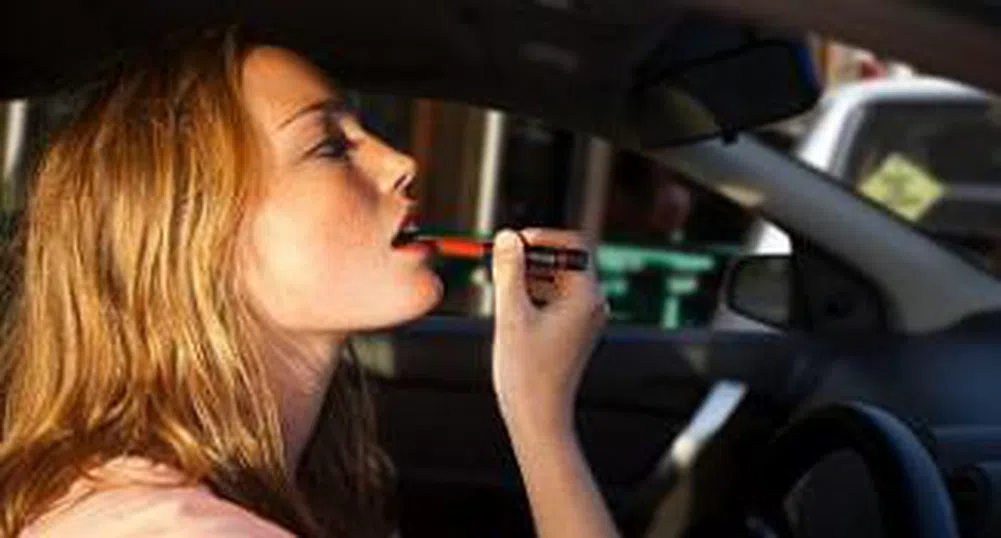 23% от жените се гримират, докато шофират