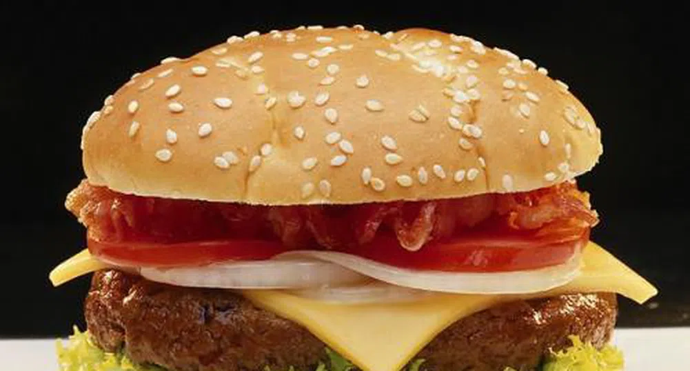 Синът на шведския премиер прави хамбургери в закусвалня