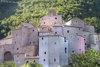 Продават средновековно село в Италия за 21.5 млн. евро