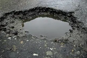 Около 2 хил. кв. м дупки закърпени по пътя София - Перник