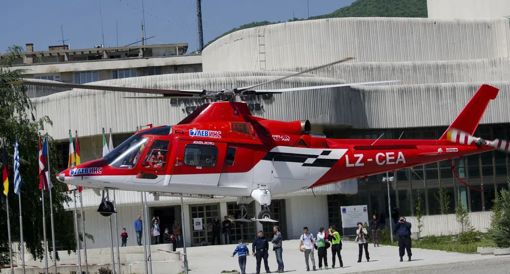 Хеликоптер спаси ученик, пострадал при игра на футбол