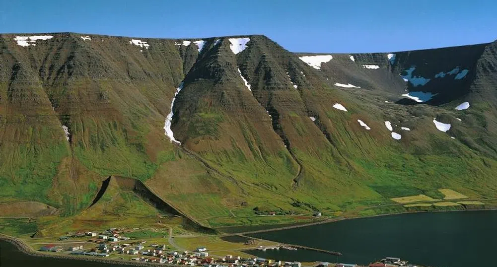 Дига срещу лавини пази китно исландско селце от бедствия