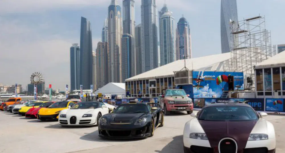 Уникално авто изложение в мол в Дубай (видео)