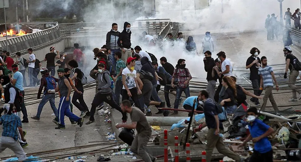 Сблъсъци между полиция и протестиращи в Турция