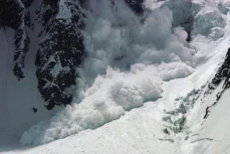 Алпинист засне как лавината удря лагер на Еверест (видео)