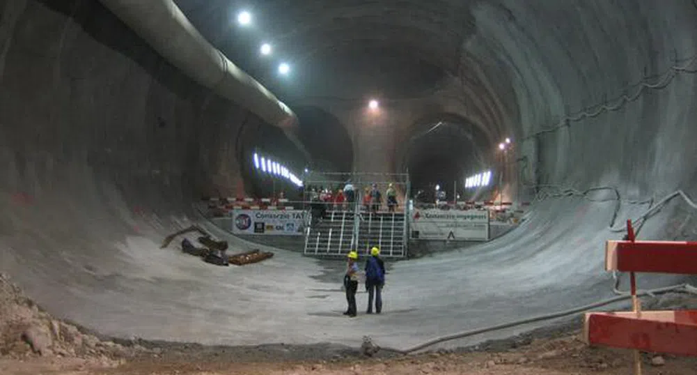 Приключи прокопаването на най-дългия тунел в света