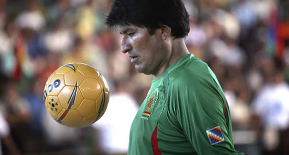 Президентът на Боливия става професионален футболист