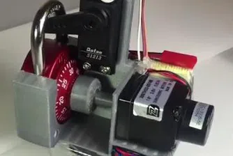 Робот разбива катинари с комбинация за секунди
