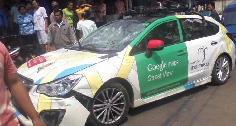 Кола на Google Street View блъсна два автобуса и опита да избяга