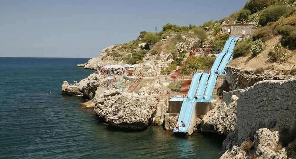 Тази красива водна пързалка е на четири нива и завършва в морето