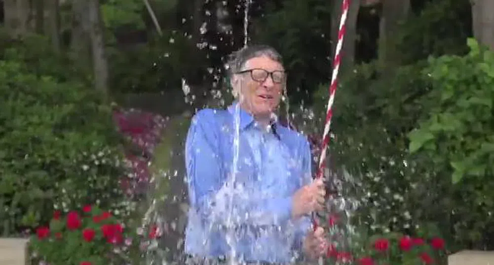Бил Гейтс прие предизвикателството и се заля с ледена вода