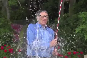Бил Гейтс прие предизвикателството и се заля с ледена вода
